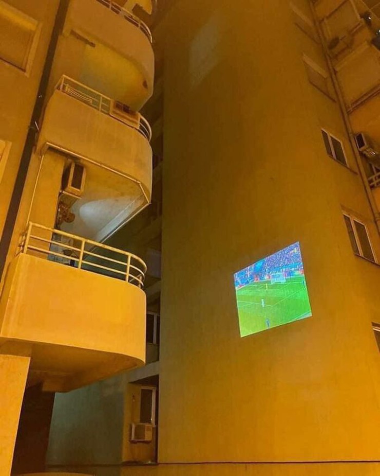 Cái khó ló cái khôn.
