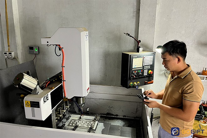 Giám đốc Lưu Viết Tấn trực tiếp tham gia vào khâu sản xuất sản phẩm