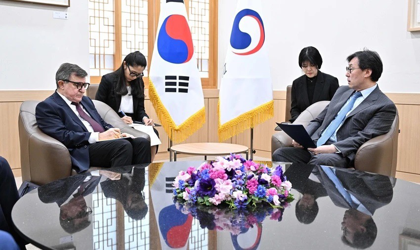 Thứ trưởng Ngoại giao Hàn Quốc Chang Ho-jin (phải) triệu tập Đại sứ Nga ông Andrey Kulik (trái) hôm 19-9. Ảnh: YONHAP