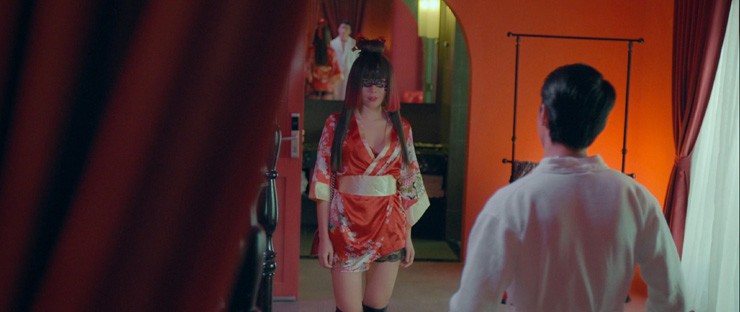 Huyền Trang diện trang phục gợi cảm, hóa trang làm một Geisha.