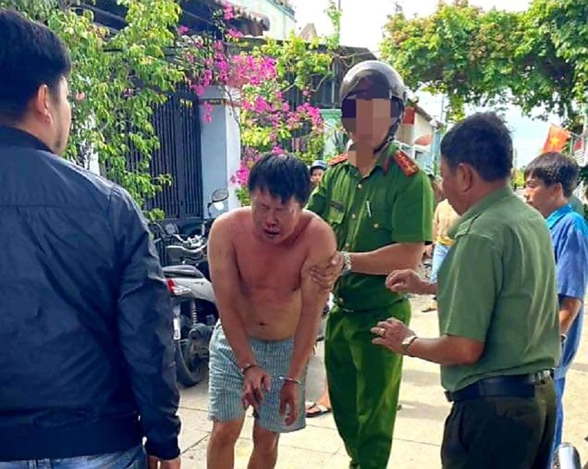Nguyễn Tiến Lưu sau khi sát hại con gái bị công an khống chế. Ảnh: VH.