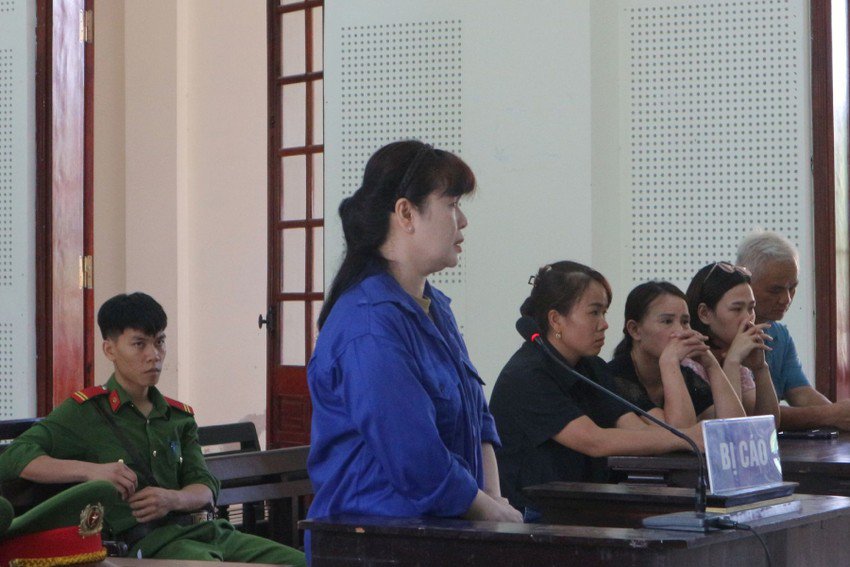 Bị cáo Nguyễn Thị Vân Anh đứng trước bục khai báo tại phiên tòa sơ thẩm.