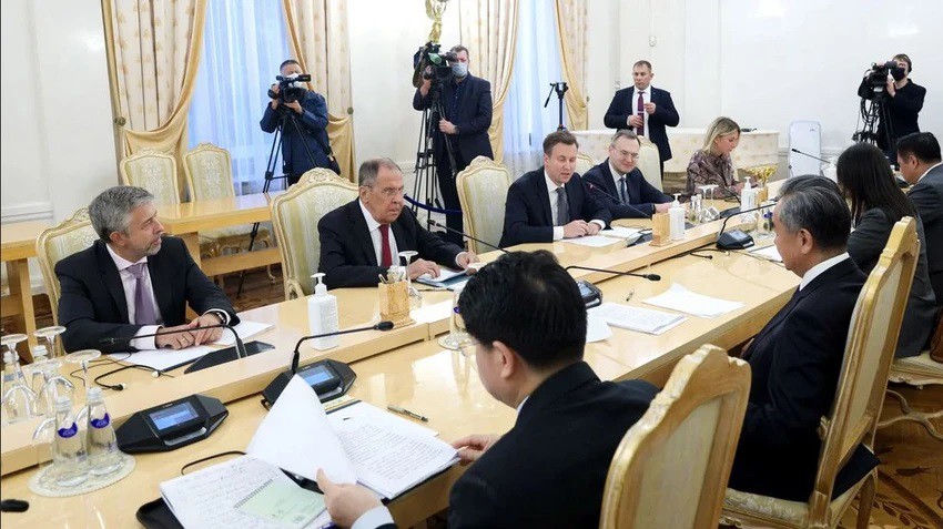 Ngoại trưởng Nga Sergey Lavrov gặp Bộ trưởng Bộ Ngoại giao Trung Quốc Vương Nghị tại Moscow hôm 18-9. Ảnh: REUTERS