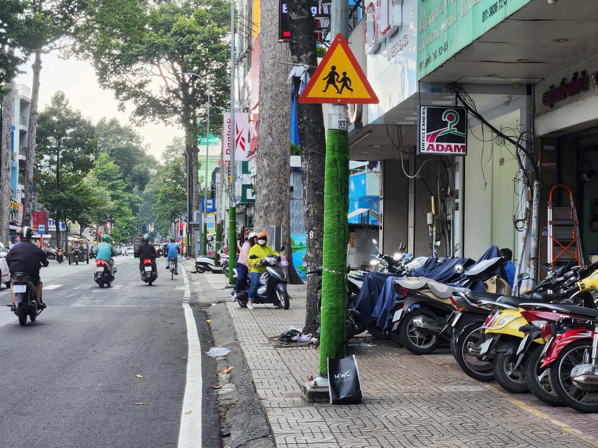 Theo ghi nhận của PV, thời gian qua, trụ đèn chiếu sáng và cột điện trên một số tuyến đường ở quận 5, TP.HCM đã được quấn những tấm cỏ nhựa nhằm ngăn tình trạng dán quảng cáo, rao vặt trái phép.
