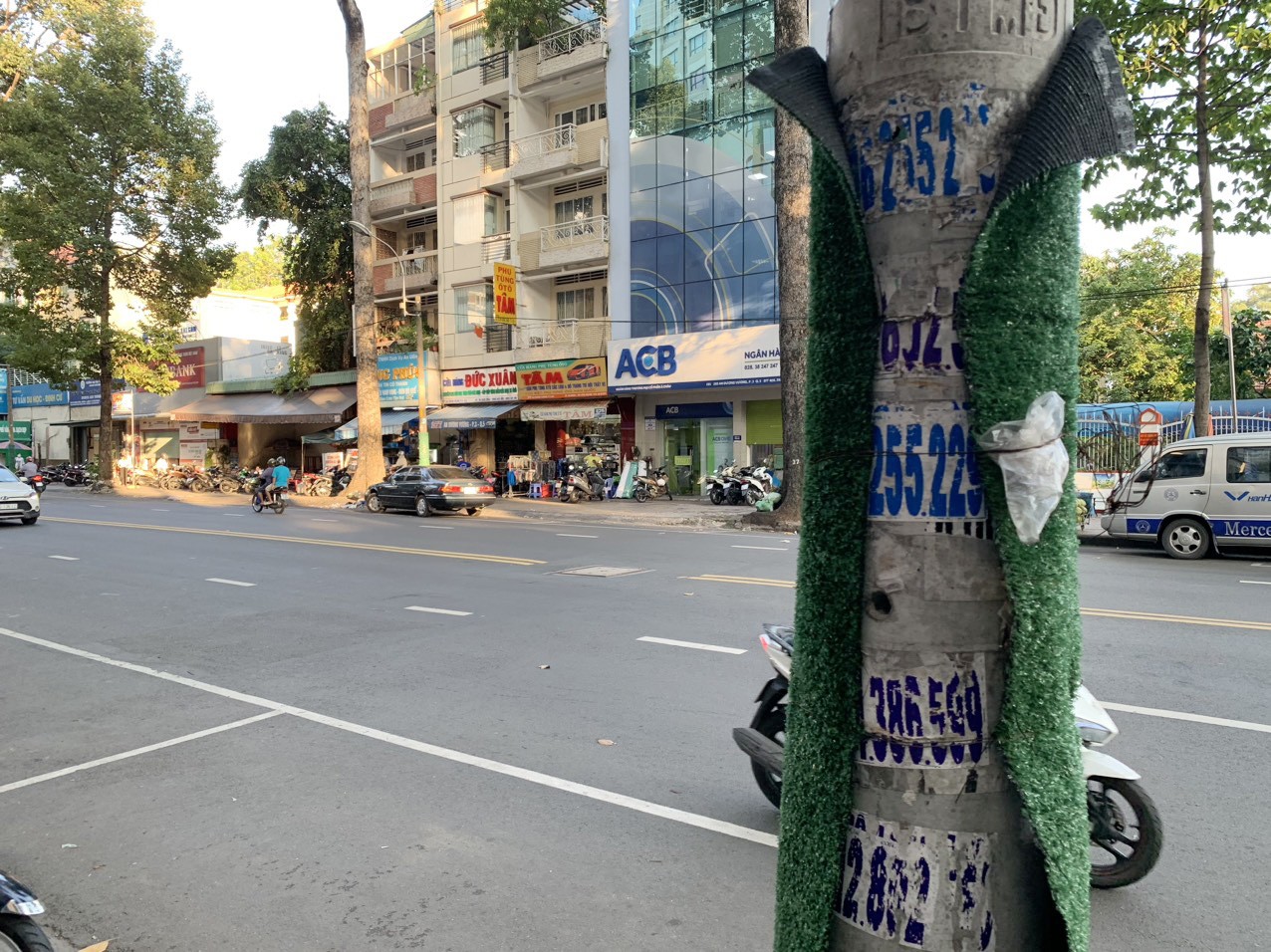 Thảm cỏ bị tác động bởi môi trường sau thời gian ngắn bị hư, bong tróc lộ ra nhiều quảng cáo, rao vặt hút hầm cầu.