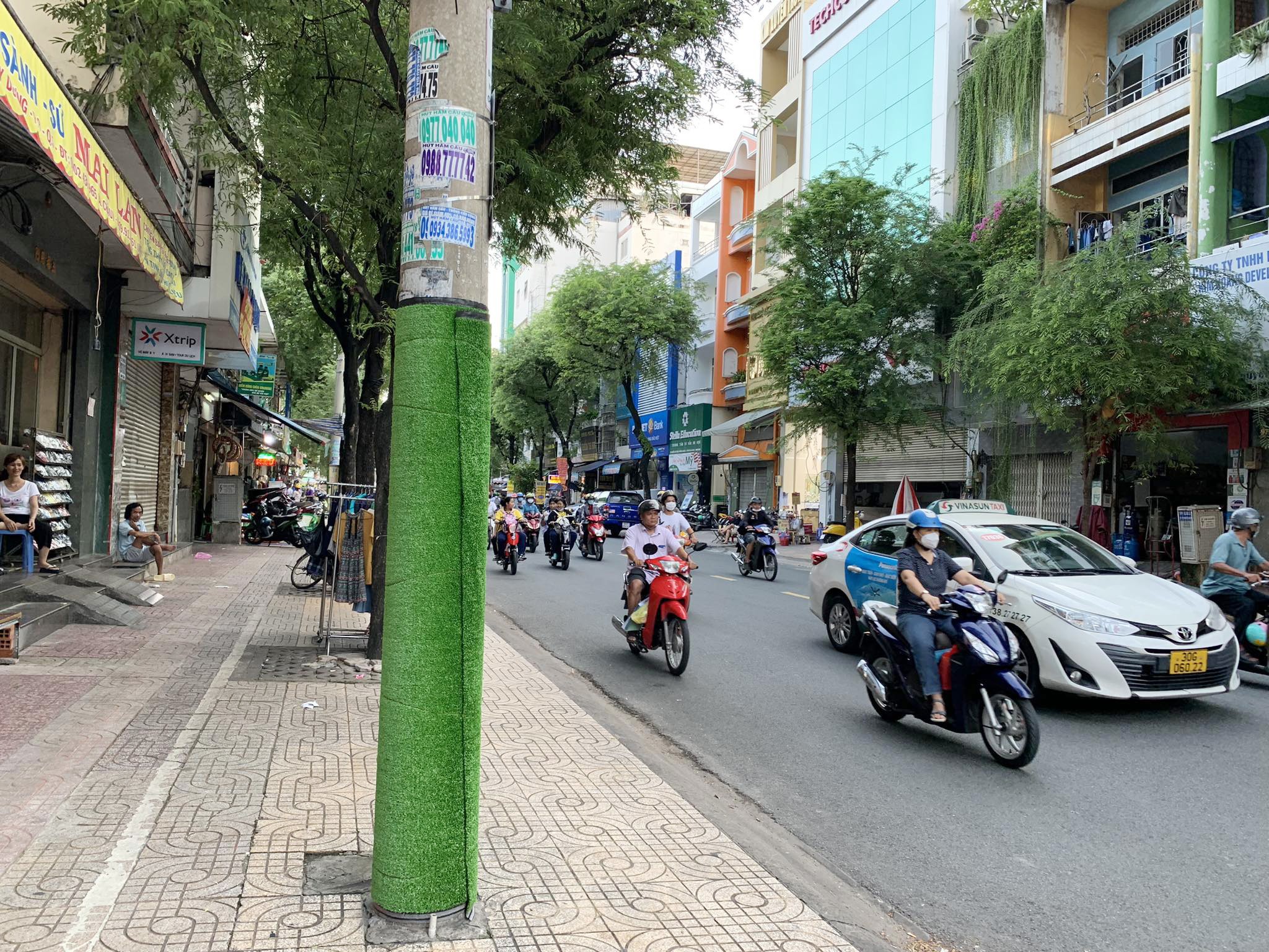 Nhiều trụ đèn chiếu sáng trên các tuyến đường ở quận 5 như: Trần Hưng Đạo, Trần Bình Trọng, Nguyễn Trãi, Huỳnh Mẫn Đạt, Trần Nhân Tôn, An Dương Vương… được cơ quan chức năng quấn cỏ nhựa nhằm mục đích chống quảng cáo, rao vặt.