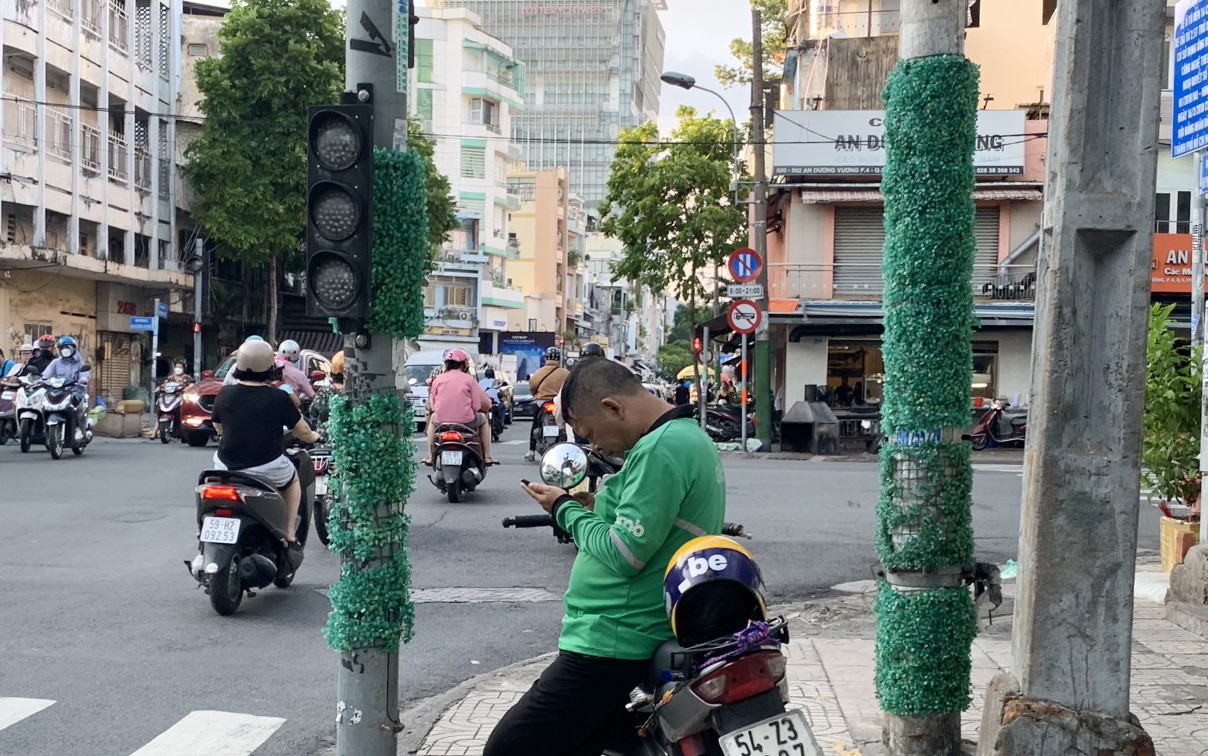 Nhiều cột đèn, trụ điện được quấn “cỏ”, rao vặt vẫn “không tha” - 3