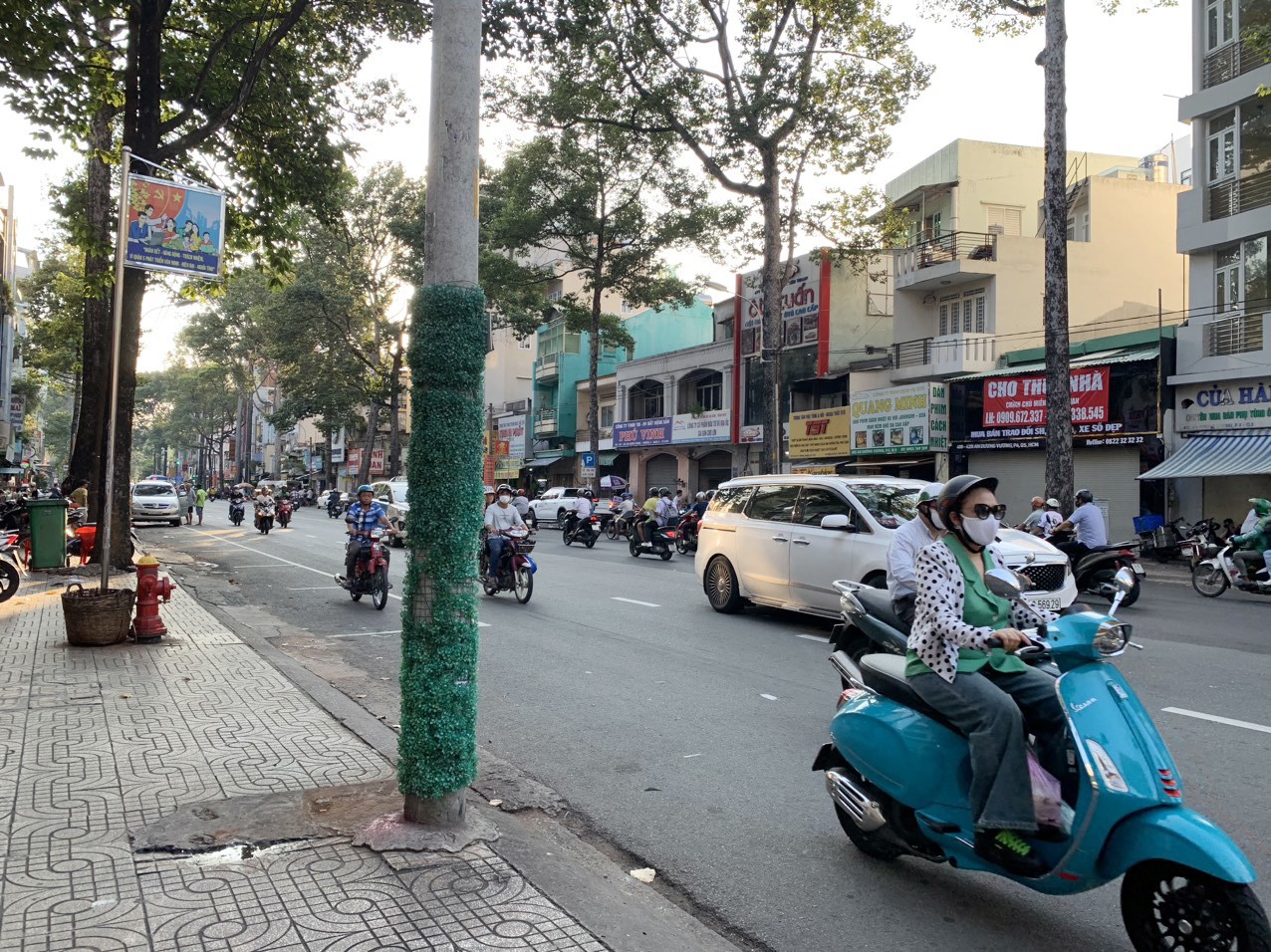 Một loạt trụ đèn chiếu sáng đã được quấn cỏ nhựa với chiều cao 2,5m.