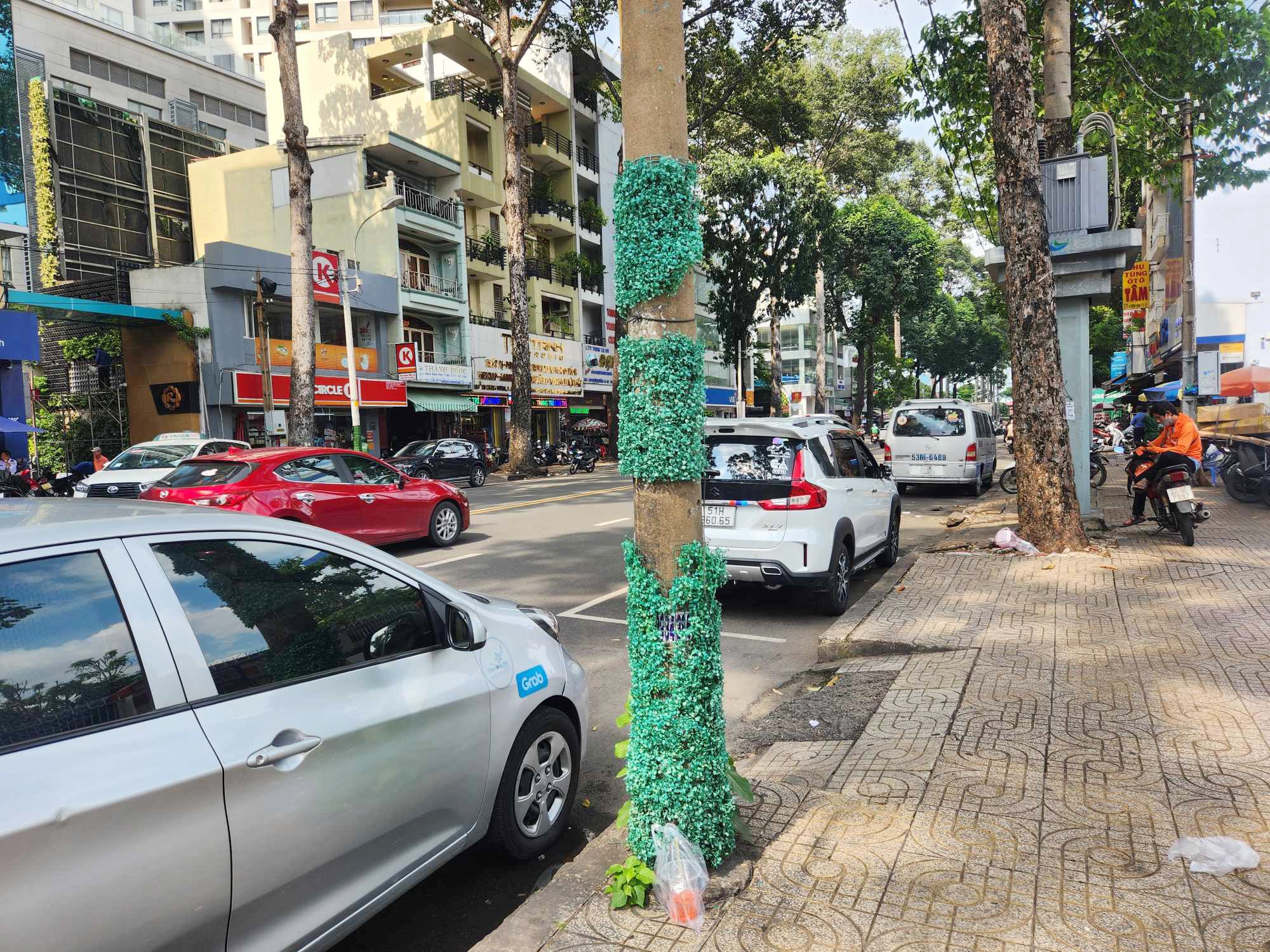 Nhiều cột đèn, trụ điện được quấn “cỏ”, rao vặt vẫn “không tha” - 5