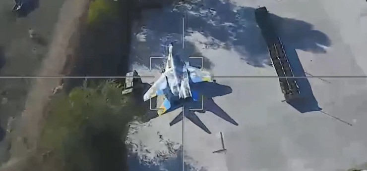 Khoảnh khắc UAV Lancet của Nga lao thẳng vào tiêm kích MiG-29 của Ukraine.