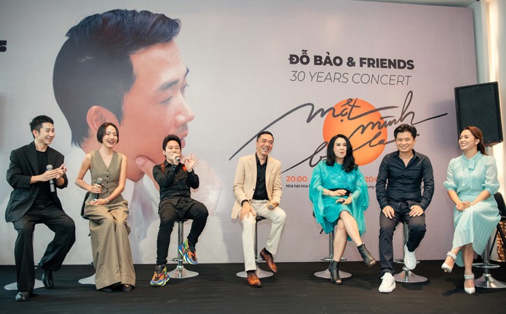Nhạc sĩ Đỗ Bảo (giữa) cùng các nghệ sĩ góp mặt trong concert như Ngọc Anh, Tấn Minh, Thanh Lam, Tùng Dương, GiGi Hương Giang