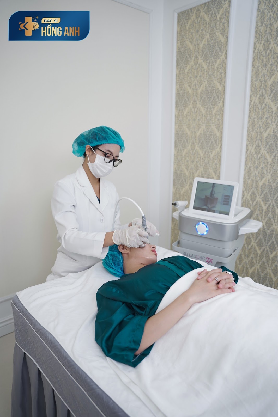 Bác sĩ Hồng Anh sử dụng máy Bellasonic 2X điều trị cho khách hàng&nbsp;