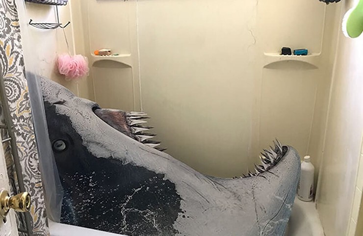 Trò đùa trong nhà tắm vô cùng đáng sợ.
