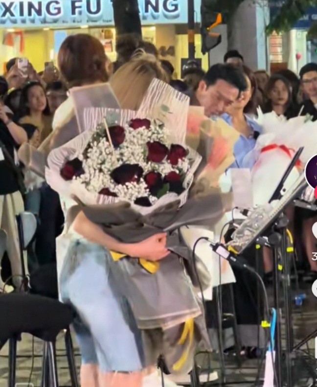 Trấn Thành liên tục hôn Hari Won, ôm vợ không rời tại sự kiện - 3
