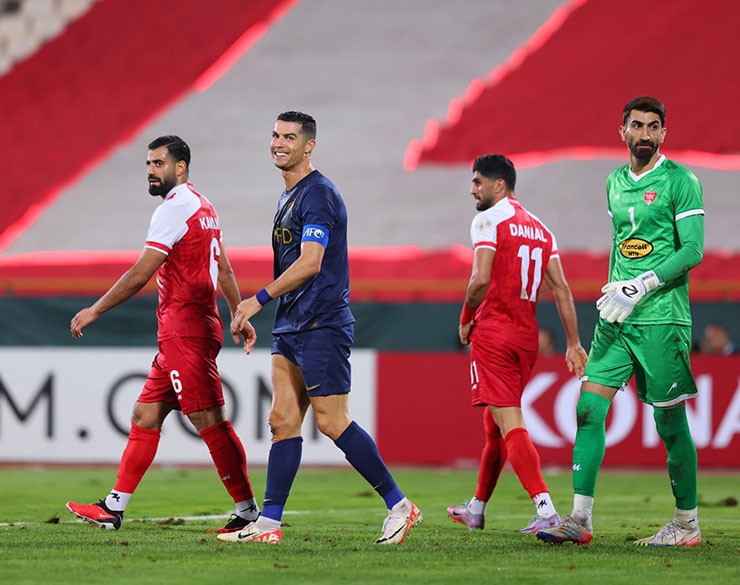 Ronaldo tỏ ra kém duyên trước&nbsp;Persepolis
