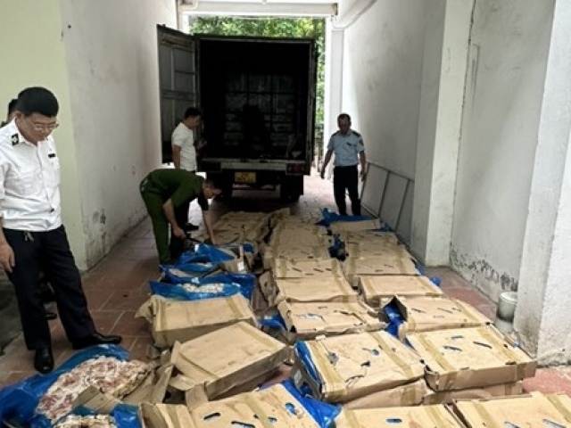 Thị trường - Tiêu dùng - Hơn 1,2 tấn cánh gà tẩm hoá chất chuẩn bị “tập kích” nhà hàng, quán nướng