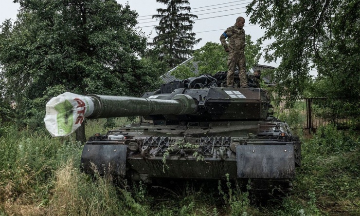 Binh sĩ Ukraine cùng xe tăng Leopard 2A6 ở Zaporizhzhia hôm 11/6. Ảnh:&nbsp;WSJ