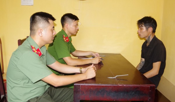 Đối tượng Lê Trung Hiếu khai nhận hành vi phạm tội tại Cơ quan Công an.