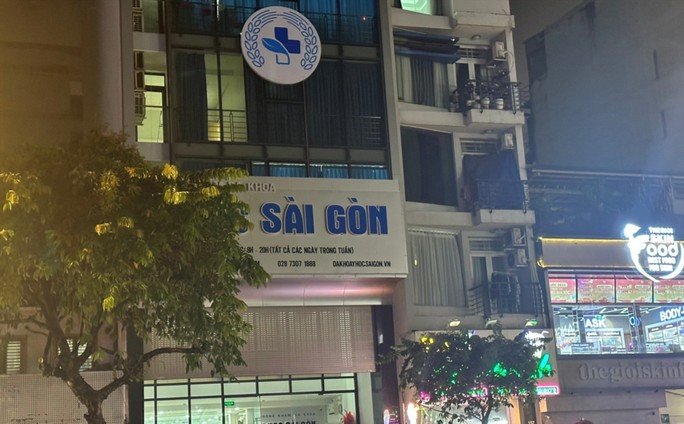 Cơ quan chức năng đã lập biên bản và tạm đình chỉ hoạt động khám, chữa bệnh của Phòng khám Y học Sài Gòn vì hành vi “vẽ bệnh, moi tiền”. (Ảnh: Sở Y tế TP HCM)