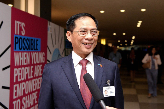 Bộ trưởng Ngoại giao Bùi Thanh Sơn trả lời báo chí tại New York,. Ảnh: Bộ Ngoại giao