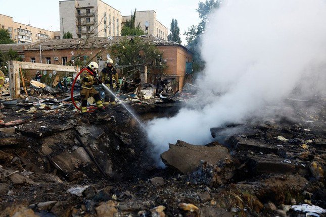 Một khu vực bị trúng tên lửa ở Kiev. Ảnh: Reuters
