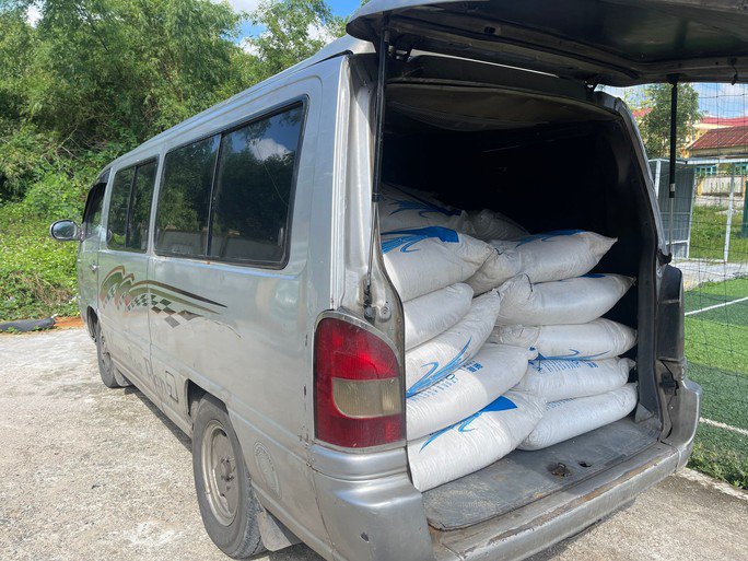 Một ô tô kính đen chở đường kính trắng không có giấy tờ bị bắt giữ. Ảnh: CACC