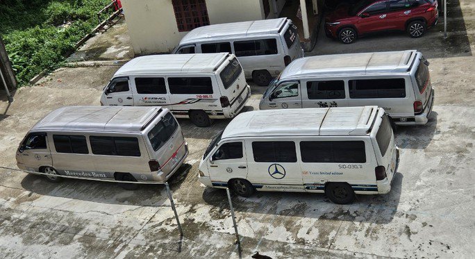 5 trong số 8 chiếc ô tô kính đen bị lực lượng chức năng chặn bắt. (Ảnh: CACC)