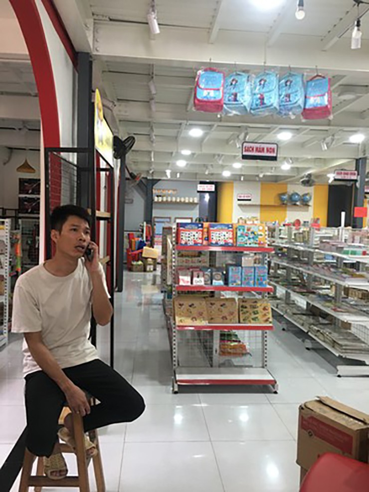 Nhà sách của gia đình anh Nhựt bị đối tượng&nbsp;xông vào dùng&nbsp;súng để cướp tài sản