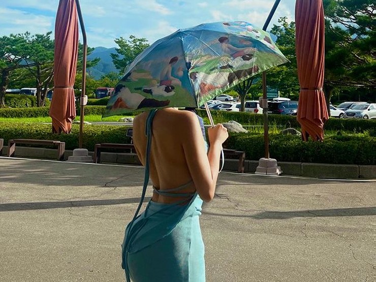 Moon Fit khoe trọn lưng trần với váy dệt kim.
