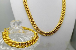 Pháp luật - Cô gái trẻ đến tiệm đeo dây chuyền lên cổ, lắc vàng vào tay rồi "quên" trả tiền