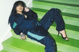 Thời trang - Rihanna tung bộ sưu tập mặc ở nhà cảm hứng từ bóng đá