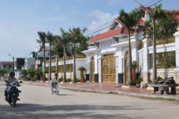 Đang chạy xe trên đường, người phụ nữ bất ngờ bị tạt a xít