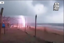 Thế giới - Khoảnh khắc du khách bất ngờ bị sét đánh tử vong trên bãi biển