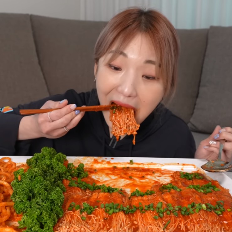 &#34;Thánh mukbang&#34; Hàn Quốc trả 200 triệu đồng mỗi tháng cho nhân viên - 9