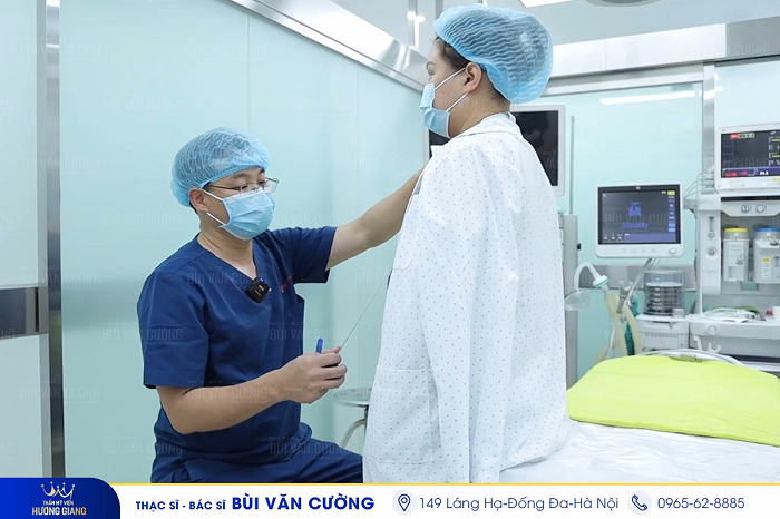 Ths.Bs Bùi Văn Cường trực tiếp tư vấn và phẫu thuật cho bệnh nhân phì đại tuyến vú