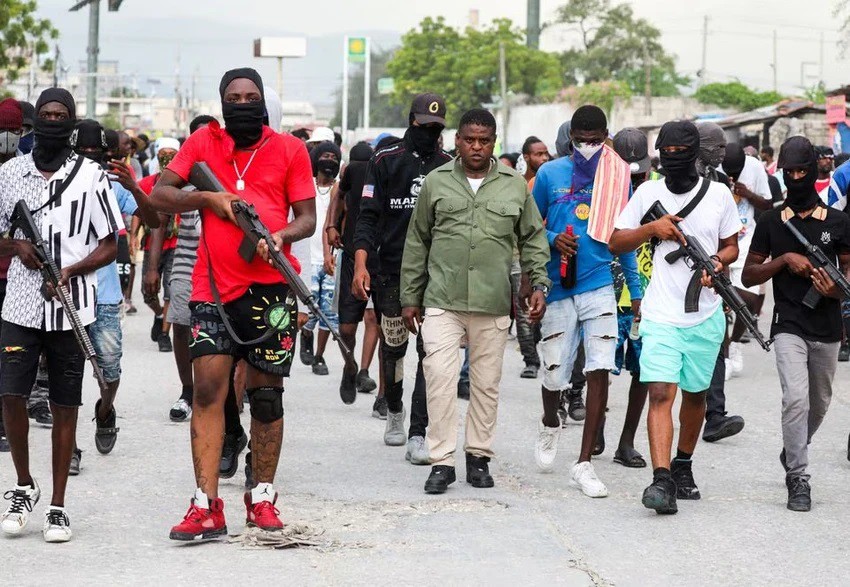 Ông Jimmy Cherizier dẫn đầu băng đảng của mình xuống đường tại Port-au-Prince hôm 19-9. Ảnh: REUTERS