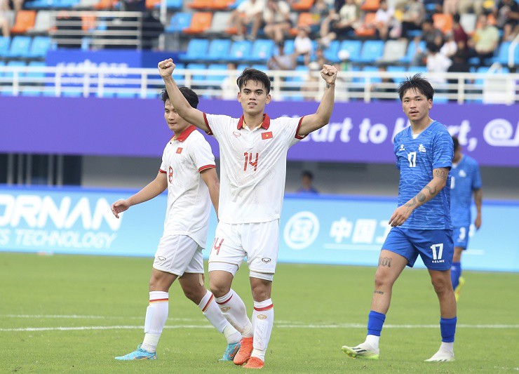 U23 Việt Nam (áo trắng) hiện dẫn đầu bảng B
