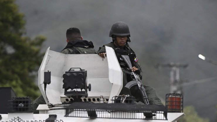 Thành viên lực lượng an ninh Venezuela di chuyển bằng xe bọc thép tới nhà tù&nbsp;Tocoron.