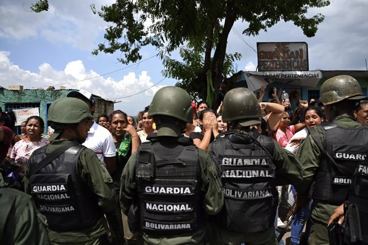 Binh sĩ Venezuela phong tỏa khu vực nhà tù.
