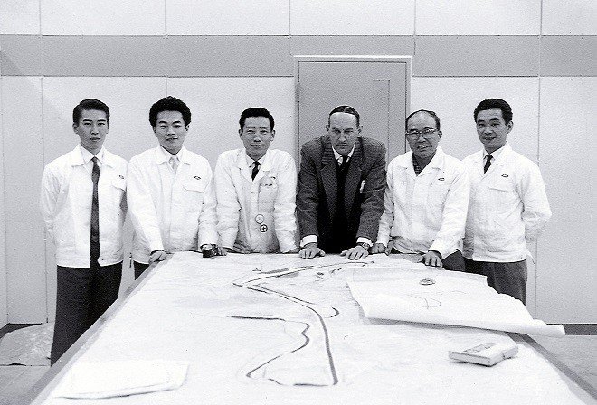 John Hugenholtz (áo sẫm màu) bên cạnh Soichiro Honda (phải) với bản thiết kế của Suzuka