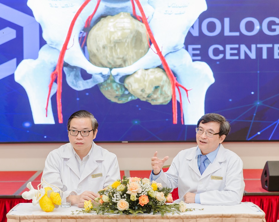 Chàng trai trẻ vượt “cửa tử” sau ca phẫu thuật khối u xương khổng lồ cực hiếm gặp - 1