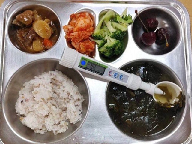 Giáo dục - du học - Mẹ khoe cơm trưa cao cấp ở trường tiểu học của con, nhìn bức ảnh hội phụ huynh chê "nghèo", đồng loạt xin đổi trường