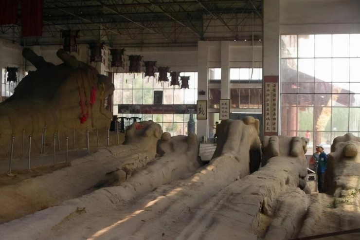 Không những vậy, thôn dân còn đào được thêm 9 con rồng đá nhỏ hơn. Ảnh:&nbsp;Sohu.