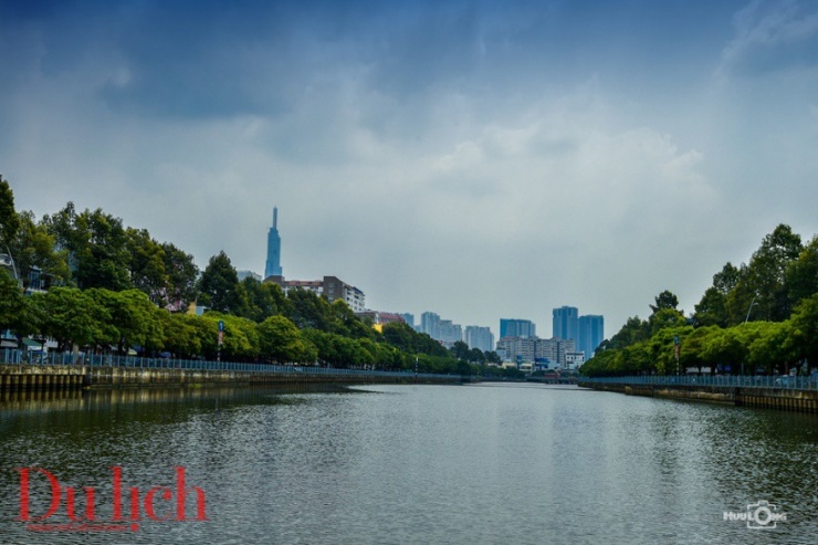 Từ một dòng kênh bị ô nhiễm nặng, nay kênh Nhiêu Lộc – Thị Nghè đã khoác lên mình một diện mạo hoàn toàn mới. Dòng kênh xanh ôm vào lòng phố thị quanh co sầm uất, bên những mảng cỏ cây xanh um, mát rượi, ríu rít tiếng chim.