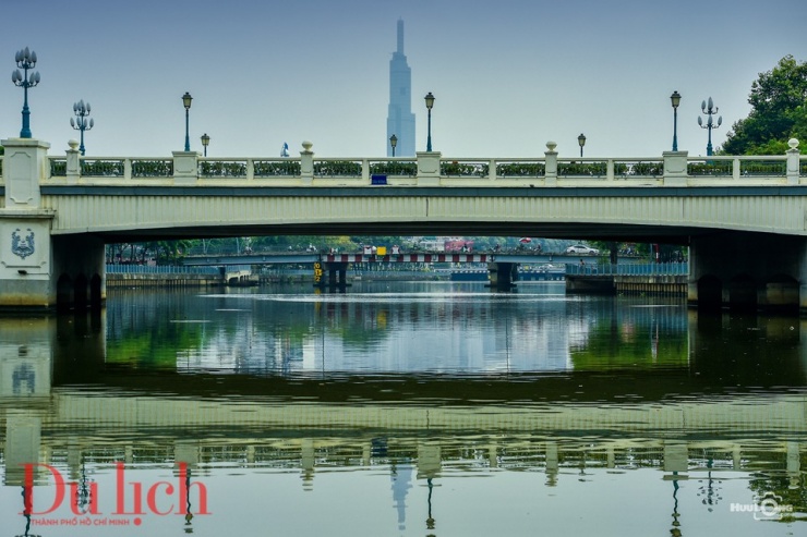 Thuyền đưa du khách chậm rãi băng ngang dưới 9 cây cầu: Thị Nghè, Điện Biên Phủ, Bùi Hữu Nghĩa, Bông, Hoàng Hoa Thám, Trần Khánh Dư, Kiệu, Công Lý và Lê Văn Sỹ.