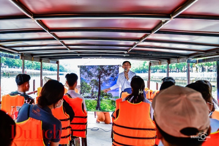 Những câu chuyện lịch sử đều tái hiện qua từng cây cầu bắc qua dòng kênh xanh mát này