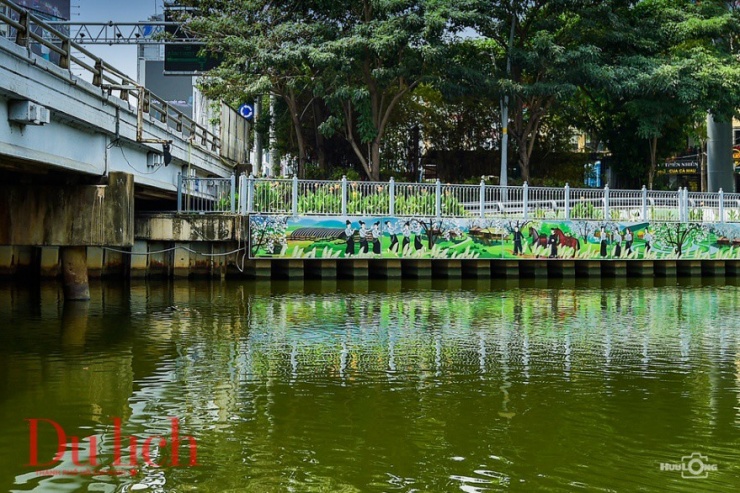 Những hình ảnh miêu tả câu chuyện lịch sử hào hùng của dân tộc.