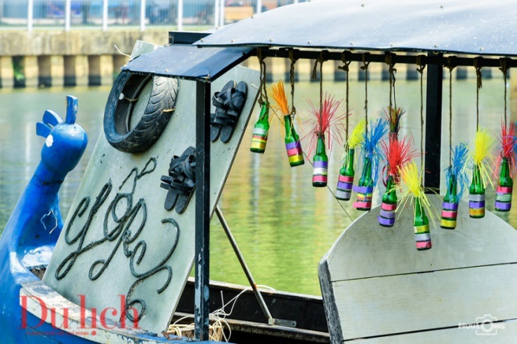 Ngang qua chiếc ghe trưng bày các sản phẩm có thể tái chế và sử dụng lại như đôi dép cao su làm từ vỏ xe, chai lọ vứt đi có thể dùng để trang trí ...