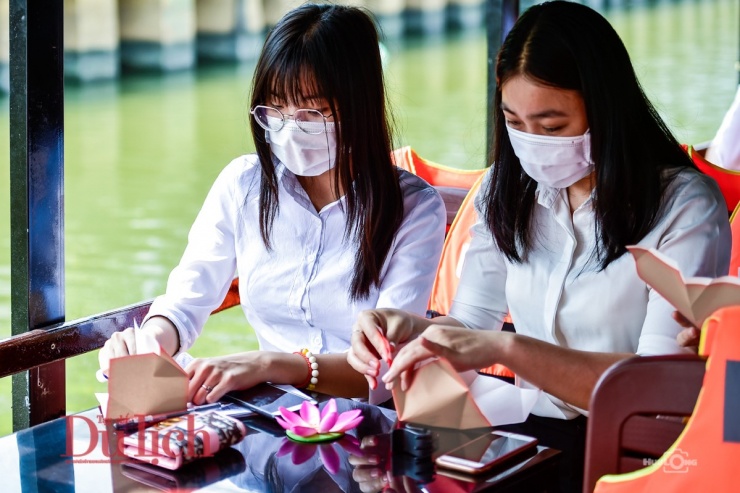 “Hồi nãy bạn cá rô phi sau khi 'chơi cầu tuột' còn quẫy đuôi bơi vòng lại và trồi lên chia tay với mình nữa”, Hoàng My thích thú chia sẻ cùng bạn.