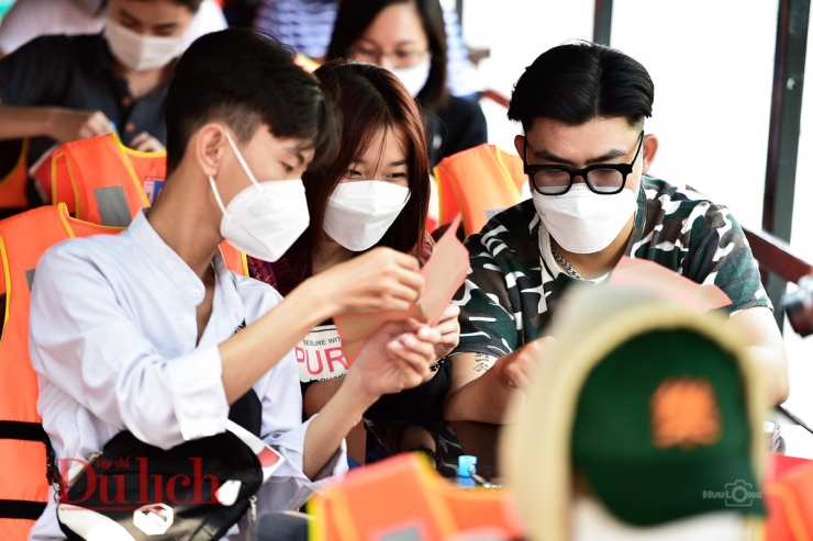 Thêm điểm nhấn đặc biệt của tour này là du khách được trải nghiệm làm hoa đăng bằng giấy bột tre (loại giấy tự tan rã khi ngâm trong nước, trở thành thức ăn cho cá).